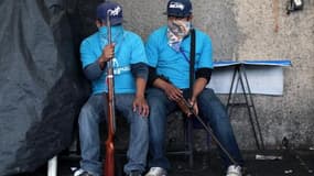Des civils armés montent la garde à l'entrée de la ville de Chilapa, dans le sud du Mexique, le 10 mai 2015.
