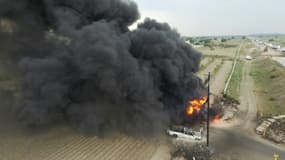 Photo aérienne prise depuis un drone montrant l'incendie d'une canalisation de carburant clandestine, le 7 mai 2017 à Amozoc de Mota, dans l'Etat mexicain de Puebla