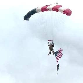 À 97 ans, ce vétéran réitère le saut en parachute qu’il avait effectué lors du Débarquement