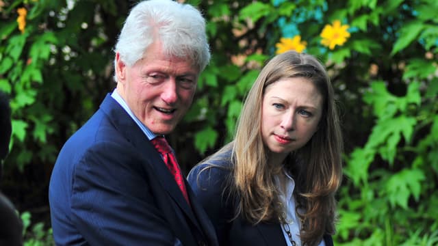 Chelsea Clinton, ici lors d'un déplacement au Kenya avec son ancien président de père, Bill, annonce la sortie d'un livre pour 2016.