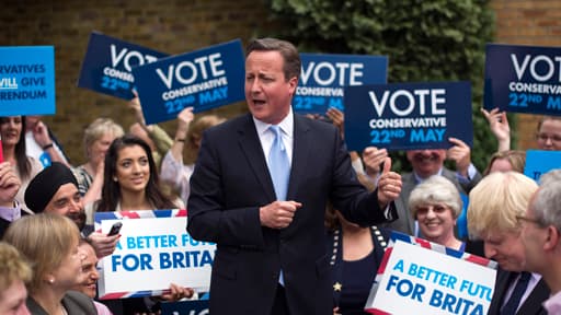 Le Premier ministre britannique David Cameron mercredi 21 mai à Londres, avec des supporters du parti conservateur.