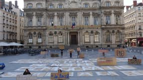 Des militants du mouvement Youth for Climate ont recouvert la place des Terreaux de messages pour l'écologie, le 21 juin 2020