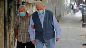 Des passants portent des masques de protection, le 29 juillet 2020 à Beyrouth au Liban