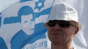 Noam Shalit, le père du sergent franco-israélien Gilad Shalit enlevé en juin 2006 par le Hamas à la frontière entre Israël et la bande de Gaza, lors d'une manifestation de soutien à son fils à Jérusalem en avril dernier. Noam Shalit a annoncé le dépôt d'u