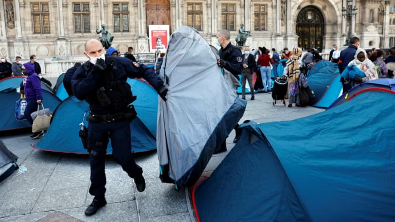 La police évacue des tentes de migrants installées sur le parvis de l'hôtel de ville de Paris le 1er septembre 2020.