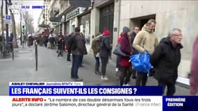 Une longue file d'attente s'étend devant un supermarché à Paris