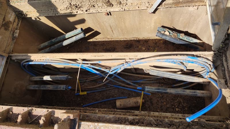 Des câbles de fibre optique sectionnés