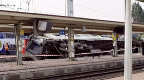Le train renversé, en gare de Brétigny-sur-Orge, vendredi 12 juillet.