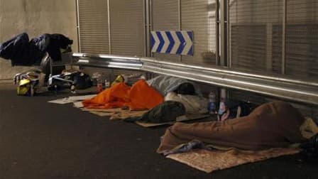 Au moins 340 personnes sans domicile, soit près d'une par jour, sont mortes dans la rue en France en 2010, selon le collectif Morts dans la rue. Une cérémonie leur rendant hommage est prévue mardi en fin de journée au forum des Halles, dans le centre de P