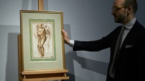 Dessin nouvellement attribué de l'artiste italien Michel-Ange représentant un jeune homme nu entouré de deux personnages, à Paris le 7 avril 2022. 