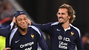 Kylian Mbappé en train de se faire tirer les oreilles par Antoine Griezmann lors d'un entraînement des Bleus, le 9 septembre 2024