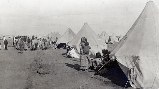 Photo publiée par l'Historial de Péronne d'un camp de réfugiés arméniens à Port Saïd, en Egypte, en 1915
