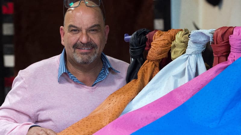 Il faut de un mois et demi à deux mois de travail à Jorge Soler pour transformer le cuir d'autruche.
