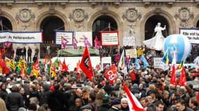 Manifestants devant l'Opéra Garnier, à Paris. Les syndicats, qui ont revendiqué près de 10.000 manifestants dans la capitale (contre 3.200 personnes recensées par la préfecture dans le cortège parisien), ont faiblement mobilisé à l'occasion d'une nouvelle