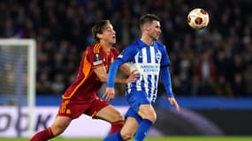Eduardo Bove au duel avec Pascal Gross lors du match Brighton-AS Rome (1-0, Ligue Europa), le 14 mars 2024