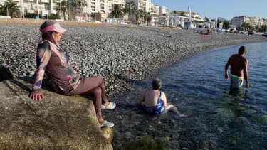 Une baigneuse en burkini sur la plage de Carras, à Nice, le 26 août 2016
