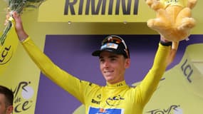 Romain Bardet porte le maillot jaune du Tour de France, le 29 juin 2024.
