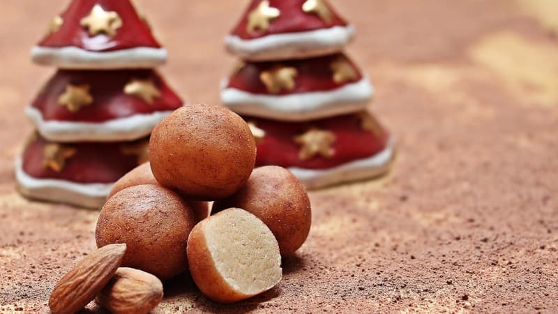 Le marzipan peut être sculpté en une multitude de formes, comme ces classiques "pommes de terre" brunes faite à partir de petites boules de pâte d'amandes roulées dans du cacao.