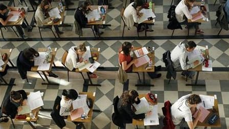 Des propositions seront faites le mois prochain pour améliorer la sécurité autour des épreuves du baccalauréat, a annoncé dimanche le ministre français de l'Education nationale, Luc Chatel. /Photo prise le 16 juin 2011/REUTERS/Stéphane Mahé