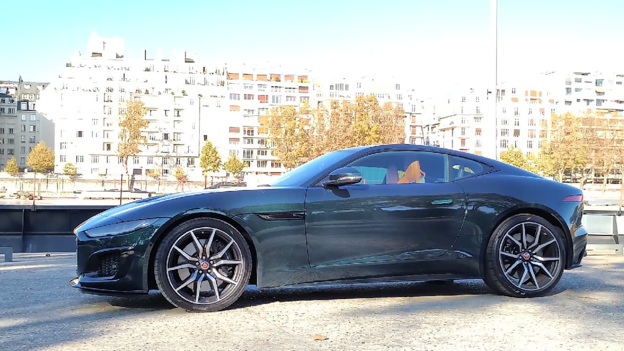 Jaguar a tout juste renouvelé le design de sa F-Type, avec une nouvelle calandre à l'avant notamment. Elle conserve sa ligne hommage à la Type-E. Jaguar a tout juste renouvelé le design de sa F-Type, avec une nouvelle calandre à l'avant notamment. Elle conserve sa ligne hommage à la Type-E.