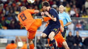 Nigel de Jong et Xabi Alonso lors de la finale de la Coupe du monde 2010