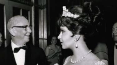 Gina Lollobrigida au côté de Roy Alexander, rédacteur en chef de Time Magazine, à New-York en 1963.