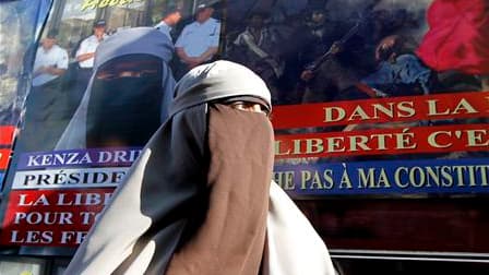 A Meaux, où ont été prononcées jeudi les premières condamnations pour port du niqab, Kenza Drider, une jeune femme de 32 ans portant le voile intégral, une pratique interdite dans les lieux publics en France, a annoncé son intention d'être candidate à l'é