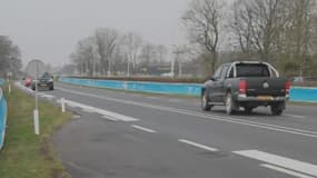 A Jelsum, aux Pays-Bas, les bandes blanches de cette route émettent de la musique si une voiture passe dessus.
