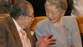 Shigeaki Hinohara (à gauche) avec l'impératrice Michiko, le 31 juillet 2016 à Tokyo.