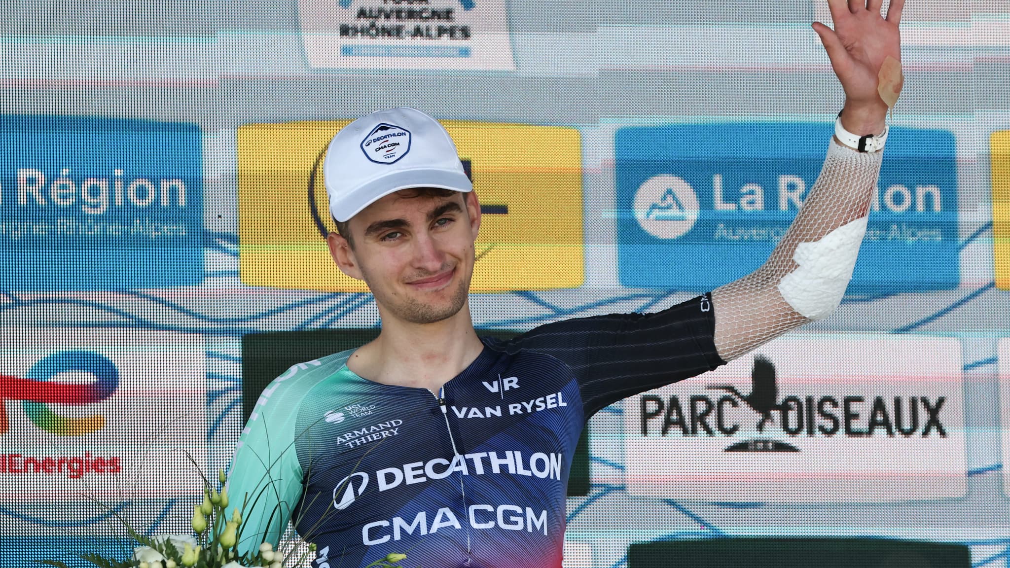 Des pansements partout pour Paul Seixas après sa chute: va-t-il vraiment pouvoir terminer le Tour Auvergne-Rhône-Alpes?