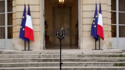 Un micro devant le perron de Matignon, avant l'allocution de Sébastien Lecornu annonçant sa démission, le 6 octobre 2025. 
