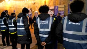Des stewards Covid-19 en Premier League, à Londres le 16 décembre 2021