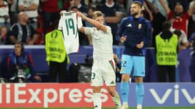 Kevin Csoboth, buteur pour la Hongrie, brandit le maillot de Varga après le match face aux Ecossais, 23 juin 2024 à l'Euro