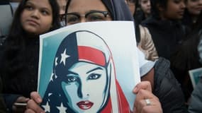 Une femme brandit une pancarte lors d'une manifestation contre le décret migratoire de Donald Trump le 3 février 2017 à New York