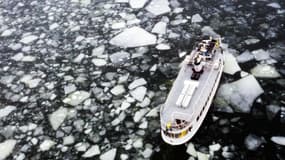 Un bateau traverse les eaux glacées de Lidingo, près de Stockholm, en Suède, le 22 février 2021. (Photo d'illustration)