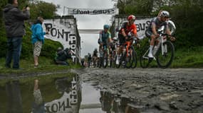 Le peloton de Paris-Roubaix, le 13 avril 2025