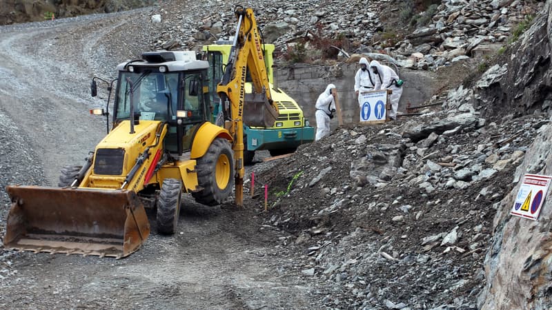 Des désamianteurs en Corse, en avril 2012.