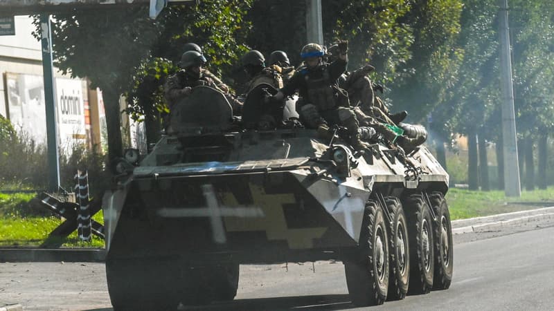 Des militaires ukrainiens sur un char à Kramatorsk, en Ukraine, le 29 septembre 2022