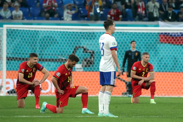 Les joueurs belges posent le genou à terre avant la rencontre face à la Russie