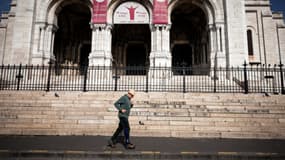 Un homme court devant la basilique du Sacré-Coeur, dimanche 22 mars 2020.