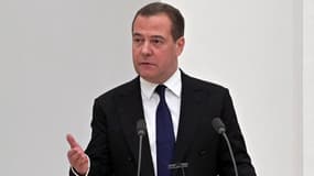 Le vice-président du Conseil de sécurité de Russie, Dmitri Medvedev face à la presse. 