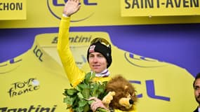 Tadej Pogacar lors de la cérémonie protocolaire du Tour de France à Superbagnères, le 19 juillet 2025