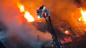 L'incendie survenu à Embrun, dans la nuit de jeudi à vendredi 13 juin, capturé par un témoin.
