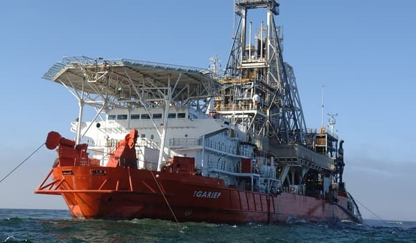 Debmarine Namibia se présente comme le leader mondial de la récupération des diamants marins grâce à sa flotte de navires spécialisés l'extraction sous-marine.  