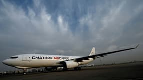 Un avion cargo affrété par la France pour acheminer une aide médicale atterrit à l'aéroport international Indira Gandhi à New Delhi le 2 mai 2021.