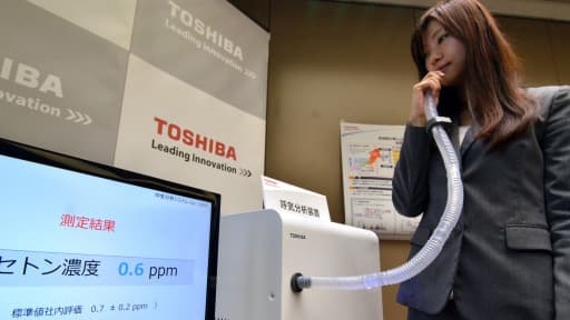 Le géant de l'électronique Toshiba présente son prototype d'analyseur d'haleines à Tokyo, le 18 mars 2014.
