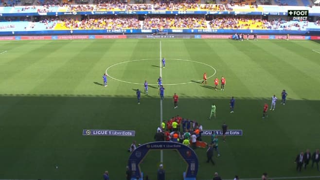 Les joueurs cachent le malaise de l'arbitre assistant, le 4 septembre 2022. Les joueurs cachent le malaise de l'arbitre assistant, le 4 septembre 2022.