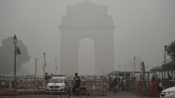 L'India Gate noyé dans un brouillard de pollution, à New Delhi, le 3 novembre 2019 L'India Gate noyé dans un brouillard de pollution, à New Delhi, le 3 novembre 2019