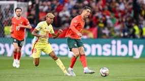 Cristiano Ronaldo devance Lamine Yamal lors de la finale de la Ligue des Nations entre l'Espagne et le Portugal (2-2, 3 t.a.b. 5), le 8 juin 2025