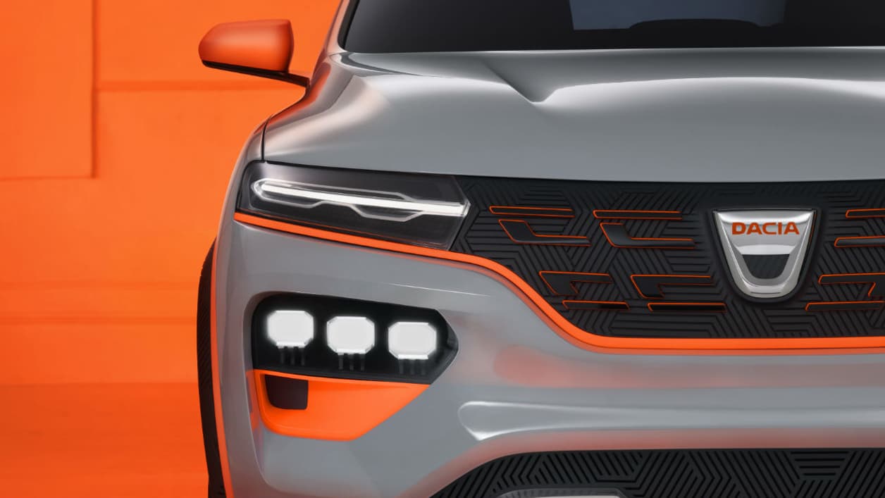 Dacia insiste sur les feux à LEDs et les codes stylistiques propres à la marque qu'adopte la Spring electric.